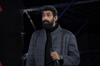 杉山すぴ豊に呼び止められ、驚くラーナー・ダッグバーティ。