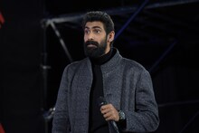 杉山すぴ豊に呼び止められ、驚くラーナー・ダッグバーティ。