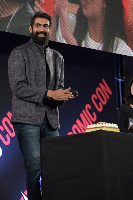 バースデーケーキに驚くラーナー・ダッグバーティ。