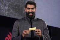 バースデーケーキのプレートを手にほほえむラーナー・ダッグバーティ。