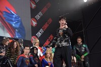 「DC COSPLAYERS LEAGUE 2018」に登壇したエズラ・ミラー。