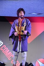 袈裟の衣装で登壇した市原隼人。