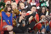 「DC COSPLAYERS LEAGUE 2018」に登壇したエズラ・ミラー（中央）。