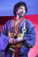 袈裟の衣装で登壇した市原隼人。