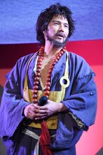 袈裟の衣装で登壇した市原隼人。