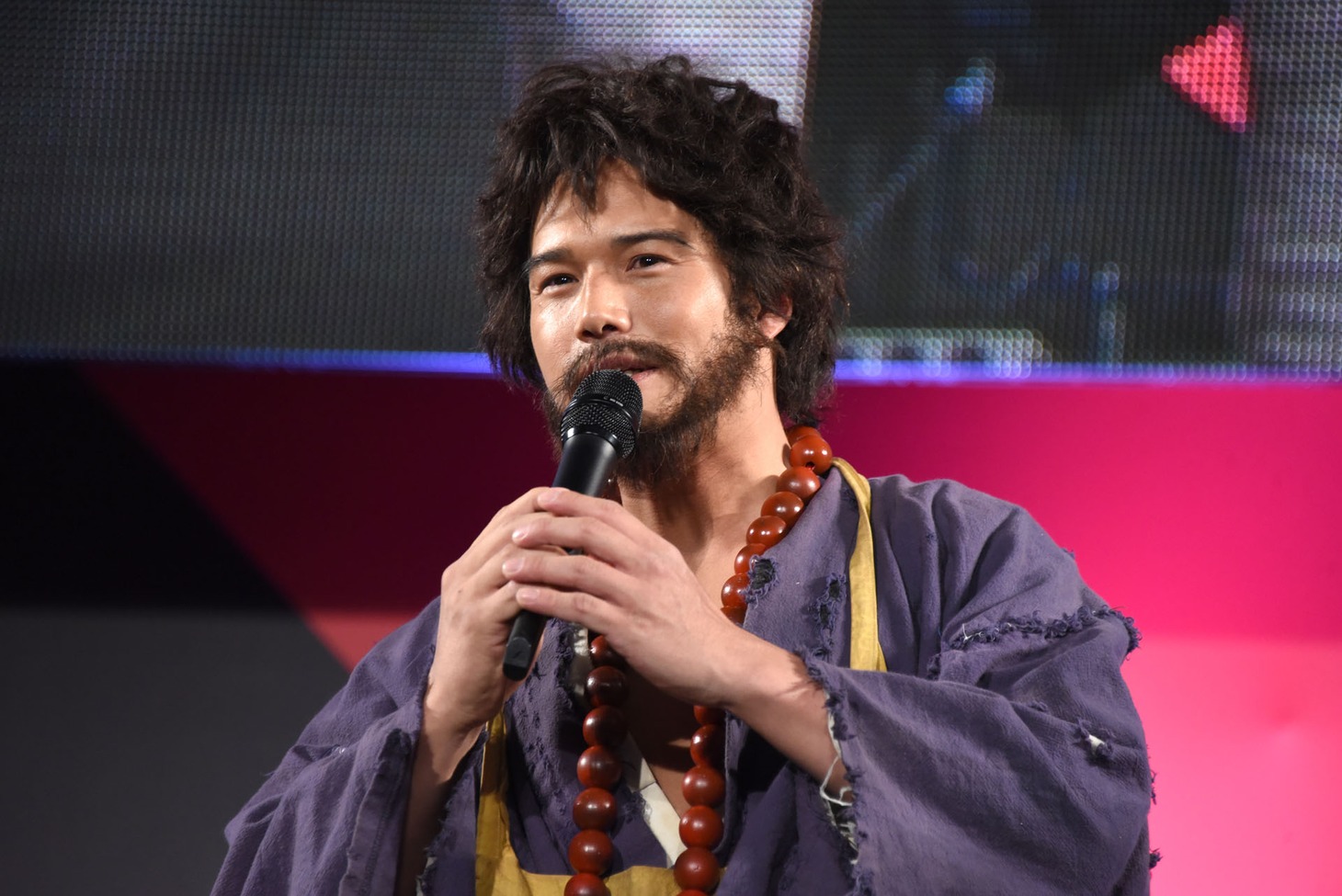 袈裟の衣装で登壇した市原隼人。