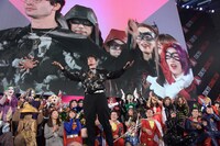 会場を煽るエズラ・ミラー（中央）。