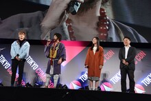 左から藤田富、市原隼人、工藤綾乃、柴田啓佑。