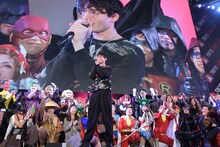 「DC COSPLAYERS LEAGUE 2018」に登壇したエズラ・ミラー（中央）。