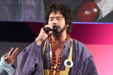 般若心経を唱える市原隼人。