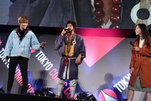 般若心経を唱える市原隼人（中央）。