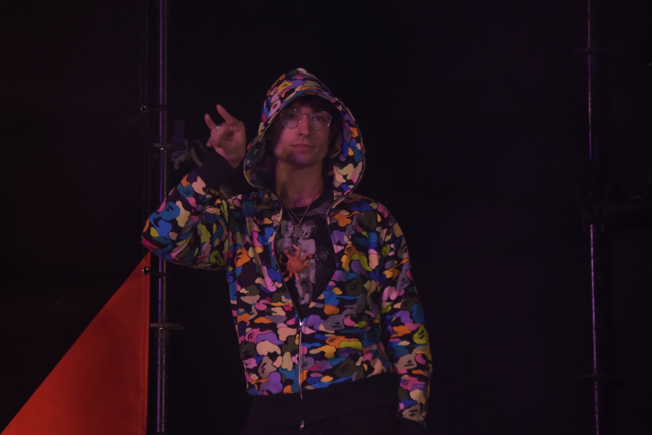 キツネのハンドサインとともに現れたエズラ・ミラー。 [画像ギャラリー