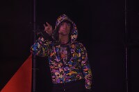 キツネのハンドサインとともに現れたエズラ・ミラー。