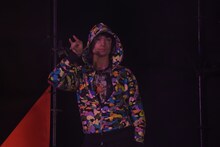 キツネのハンドサインとともに現れたエズラ・ミラー。