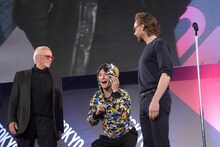 左からピーター・ウェラー、エズラ・ミラー、トム・ヒドルストン。