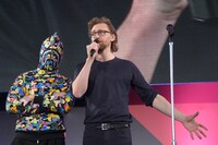 左からエズラ・ミラー、トム・ヒドルストン。