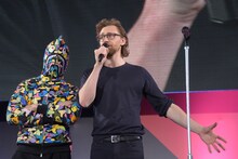 左からエズラ・ミラー、トム・ヒドルストン。