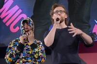 左からエズラ・ミラー、トム・ヒドルストン。