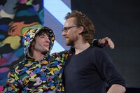 左からエズラ・ミラー、トム・ヒドルストン。