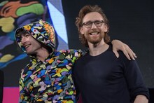 左からエズラ・ミラー、トム・ヒドルストン。