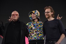 左からピーター・ウェラー、エズラ・ミラー、トム・ヒドルストン。