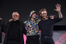 左からピーター・ウェラー、エズラ・ミラー、トム・ヒドルストン。