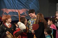 ファンと交流するエズラ・ミラー（中央）。