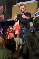 ファンと交流するトム・ヒドルストン（中央）。