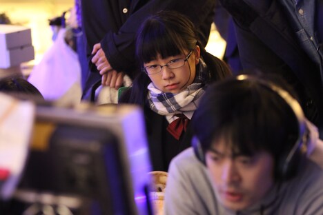 カメラモニターを見つめる鈴木すみれ（中央）。