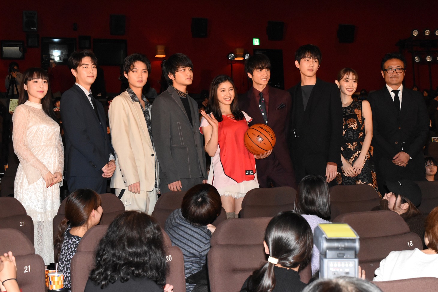 「春待つ僕ら」プレミア試写会の様子。
