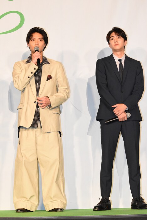 左から磯村勇斗、稲葉友。