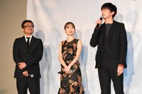 左から平川雄一朗、泉里香、杉野遥亮。