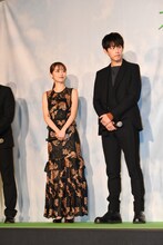 左から泉里香、杉野遥亮。