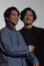 「ちょんちょんつついてくる！」と、久保田悠来（右）から攻撃を受けていることを訴える佐野岳（左）。