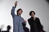 観客とコールアンドレスポンスを楽しむ佐野岳（左）と、久保田悠来（右）。