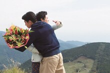 「OVER DRIVE」メイキング映像より、新田真剣佑（奥）と東出昌大（手前）