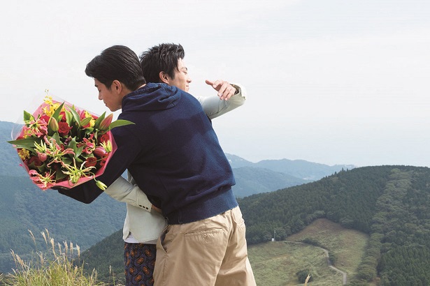 「OVER DRIVE」メイキング映像より、新田真剣佑（奥）と東出昌大（手前）