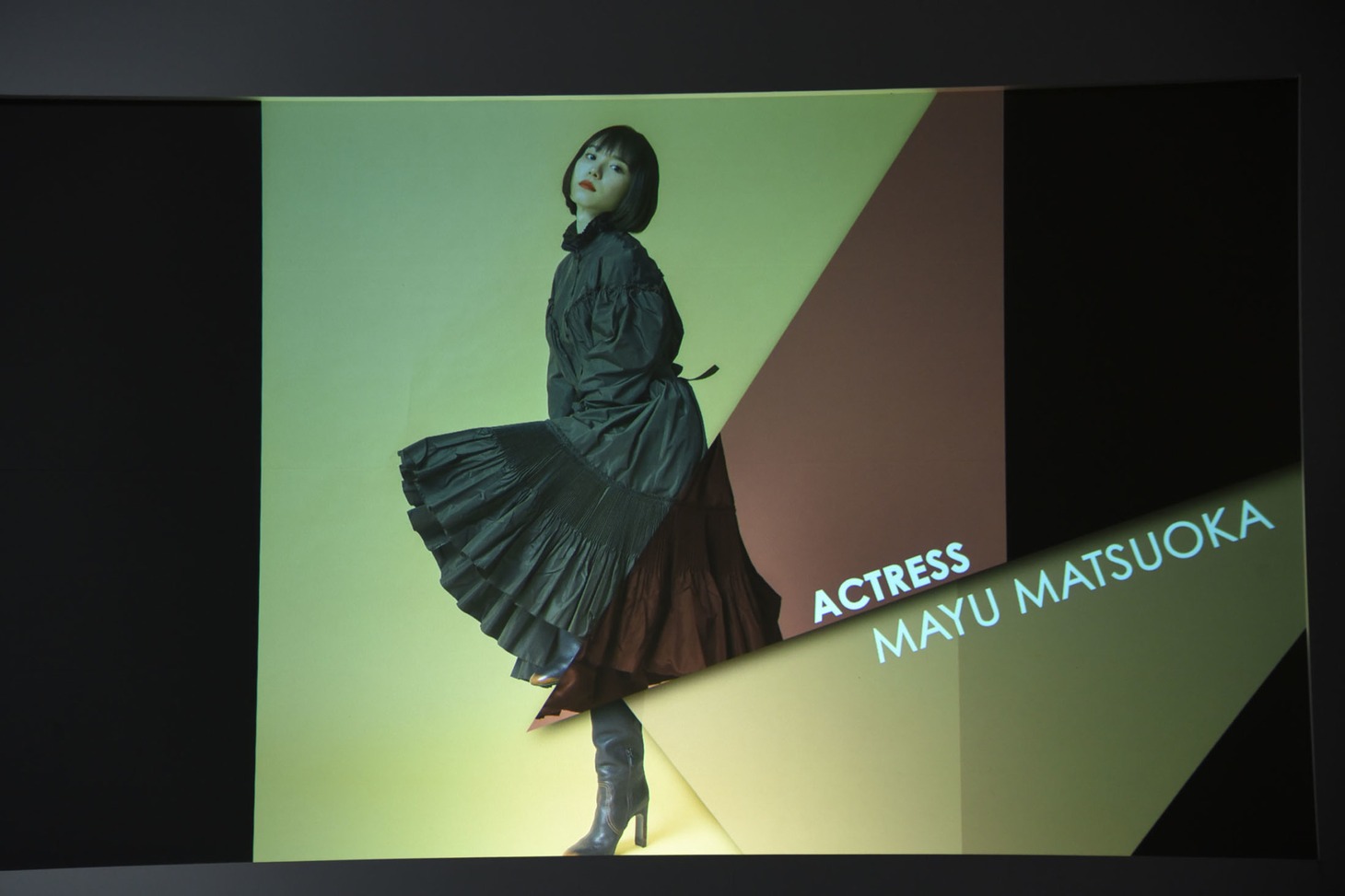 会場モニターに映し出された松岡茉優のビジュアル。