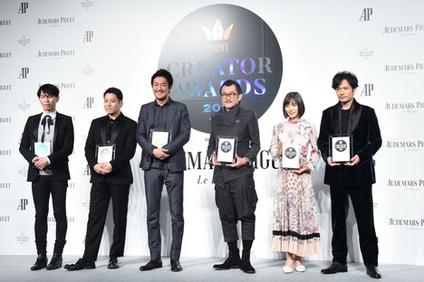 「Pen クリエイター・アワード 2018」授賞式にて、左から石上純也、名和晃平、猪子寿之、吉田鋼太郎、松岡茉優、稲垣吾郎。