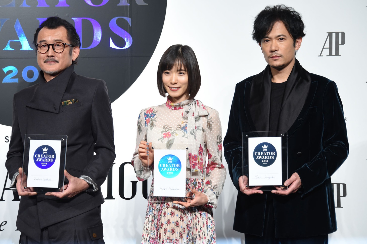「Pen クリエイター・アワード 2018」授賞式にて、左から吉田鋼太郎、松岡茉優、稲垣吾郎。