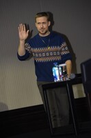 入場時、マスコミに手を振るライアン・ゴズリング。