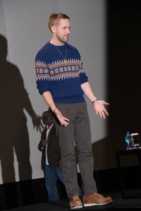 入場時、どの椅子に座るべきか迷うライアン・ゴズリング。