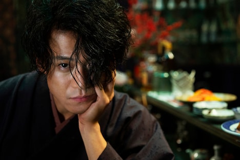 小栗旬演じる太宰治。