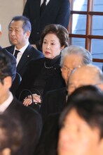 佐久間良子（中央）