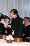 橋田壽賀子の弔辞を代読する石井ふく子。