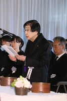 橋田壽賀子の弔辞を代読する石井ふく子。