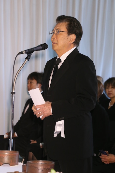 弔辞を読む里見浩太朗。