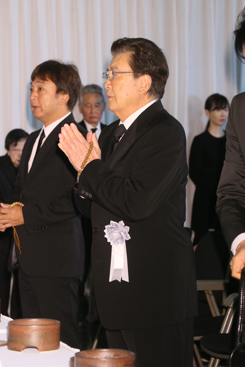 手前から里見浩太朗、太川陽介。