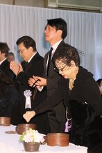 手前から大空眞弓、川崎麻世、里見浩太朗。