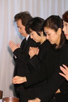 藤田朋子（中央）